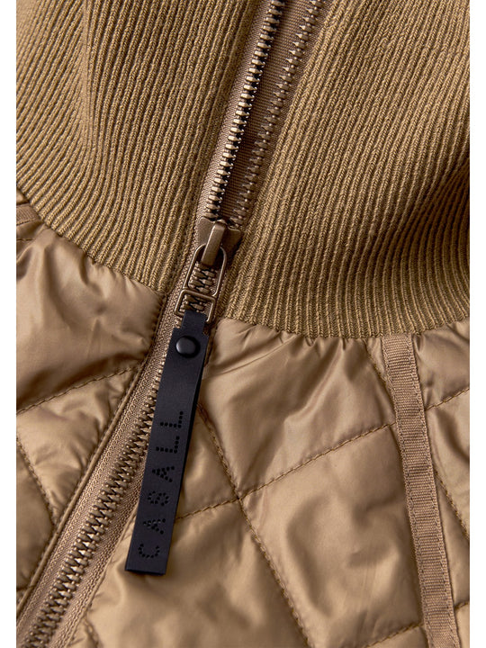 Kurtka damska CASALL Nordic Quilted Jacket kolor brązowy
Kurtka damska CASALL Nordic Quilted Jacket kolor brązowy