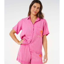 Koszulka damska RIP CURL Hotel Malibu Embroid Shirt różowa
Koszulka damska RIP CURL Hotel Malibu Embroid Shirt różowa