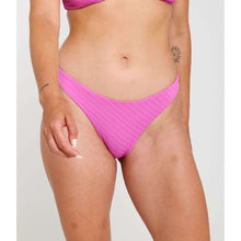 Dół od bikini damski RIP CURL Custom Rib Hi Leg Cheeky różowe
Dół od bikini damski RIP CURL Custom Rib Hi Leg Cheeky różowe