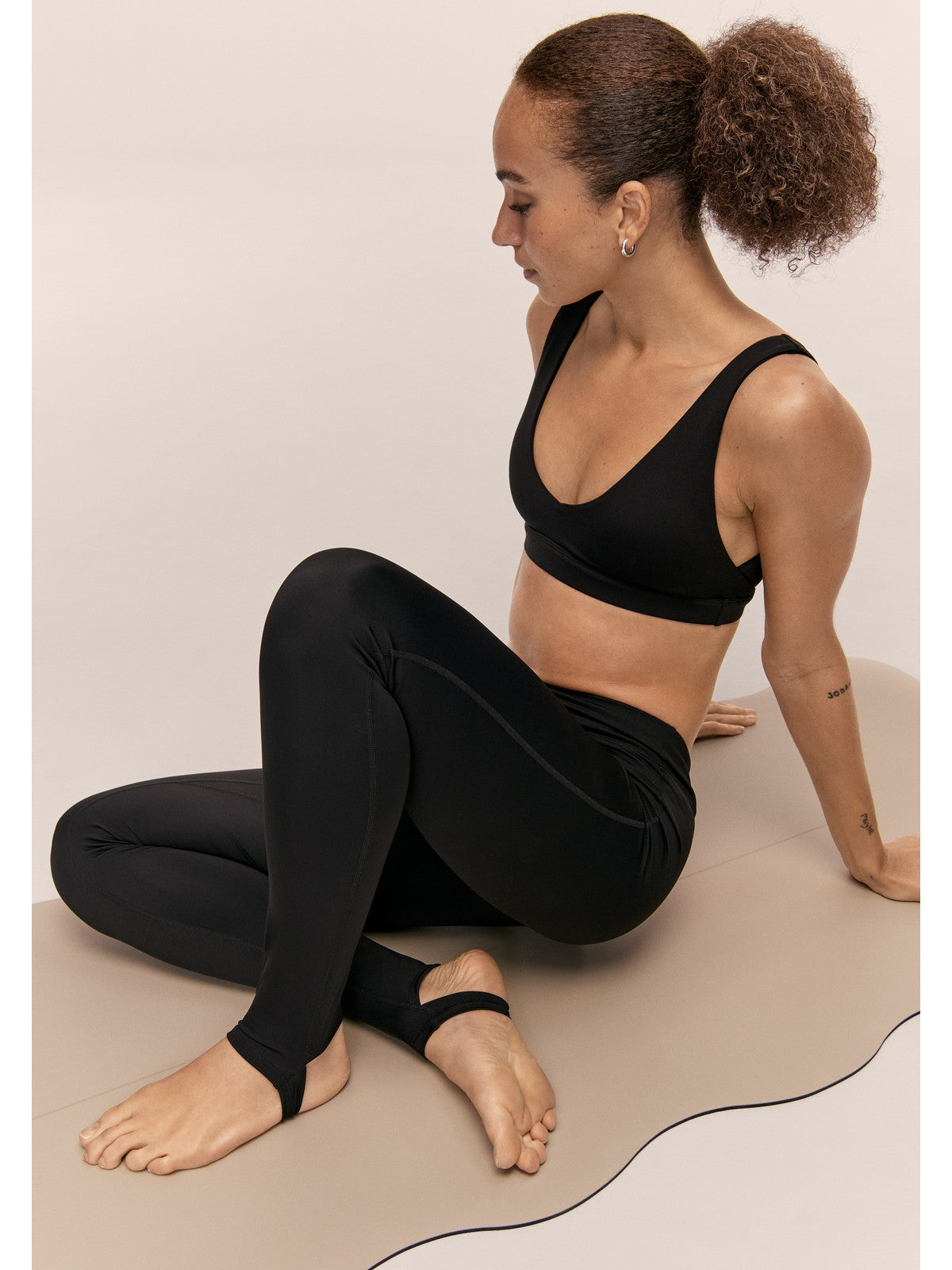 Stanik sportowy CASALL Soft Touch Padded Sports Bra kolor czarny