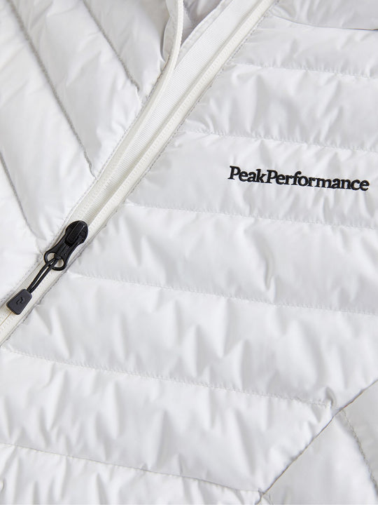 Kurtka puchowa Peak Performance W Frost Down Hood Jacket biały - Adventure Sports
