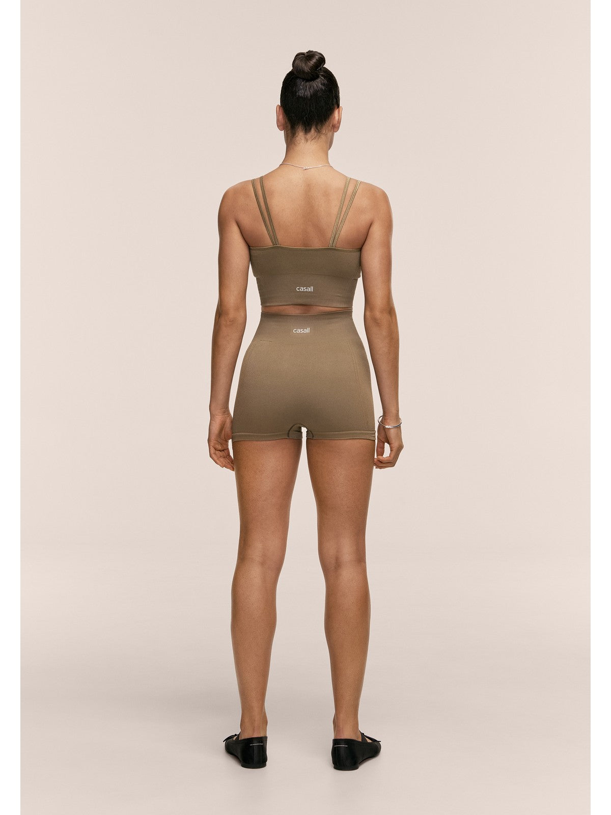 Legginsy treningowe damskie CASALL Shiny Seamless Rib Hotpants kolor zielony