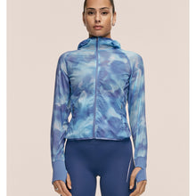 Kurtka damska CASALL Breeze Printed Running Jacket kolor granatowy
