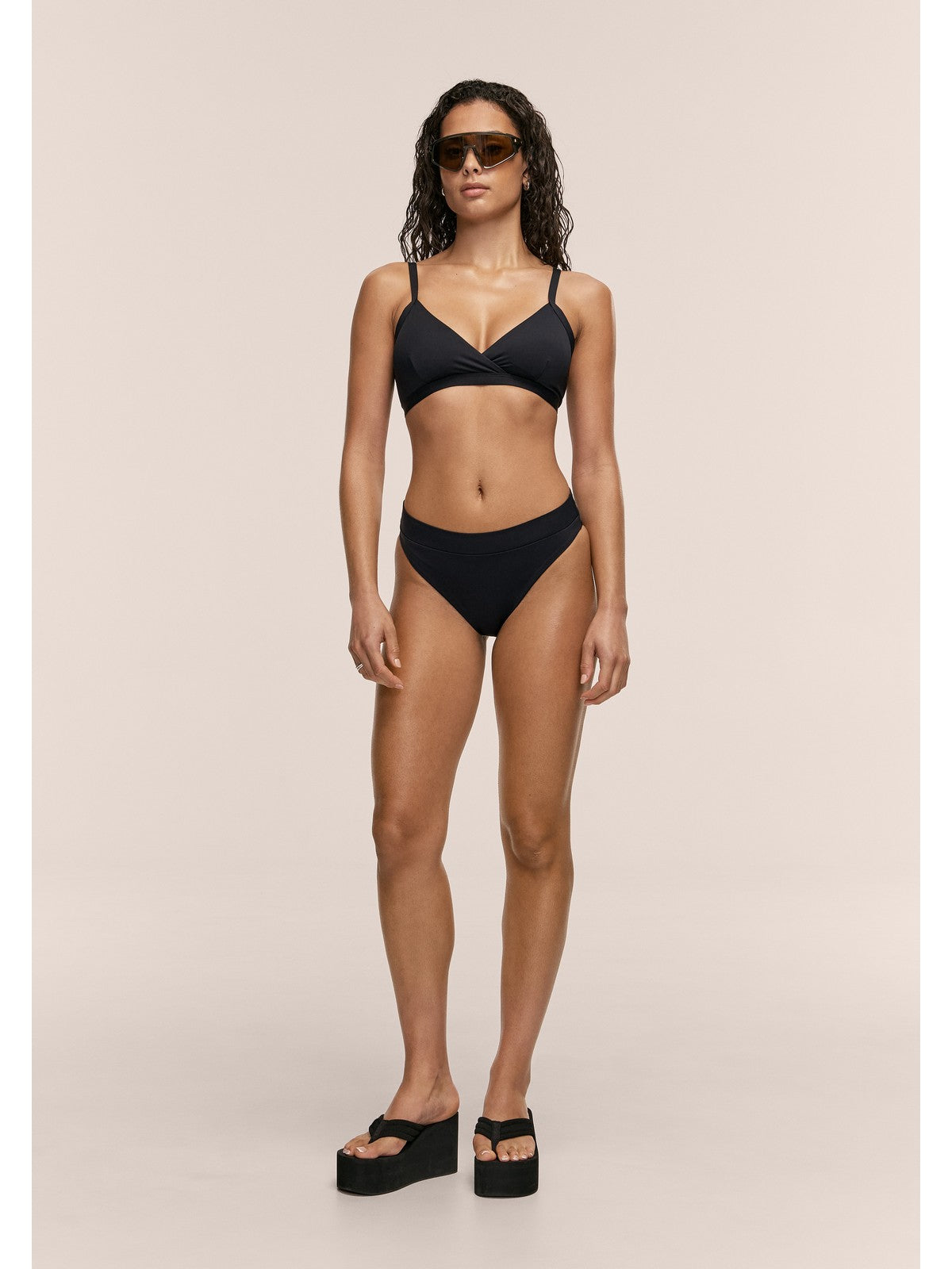 Stanik kąpielowy CASALL Overlap Bikini Top kolor czarny