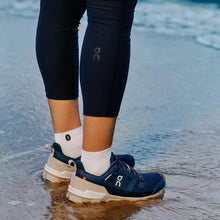 Buty trailowe damskie On W Cloudwander Waterproof granatowo/beżowe
