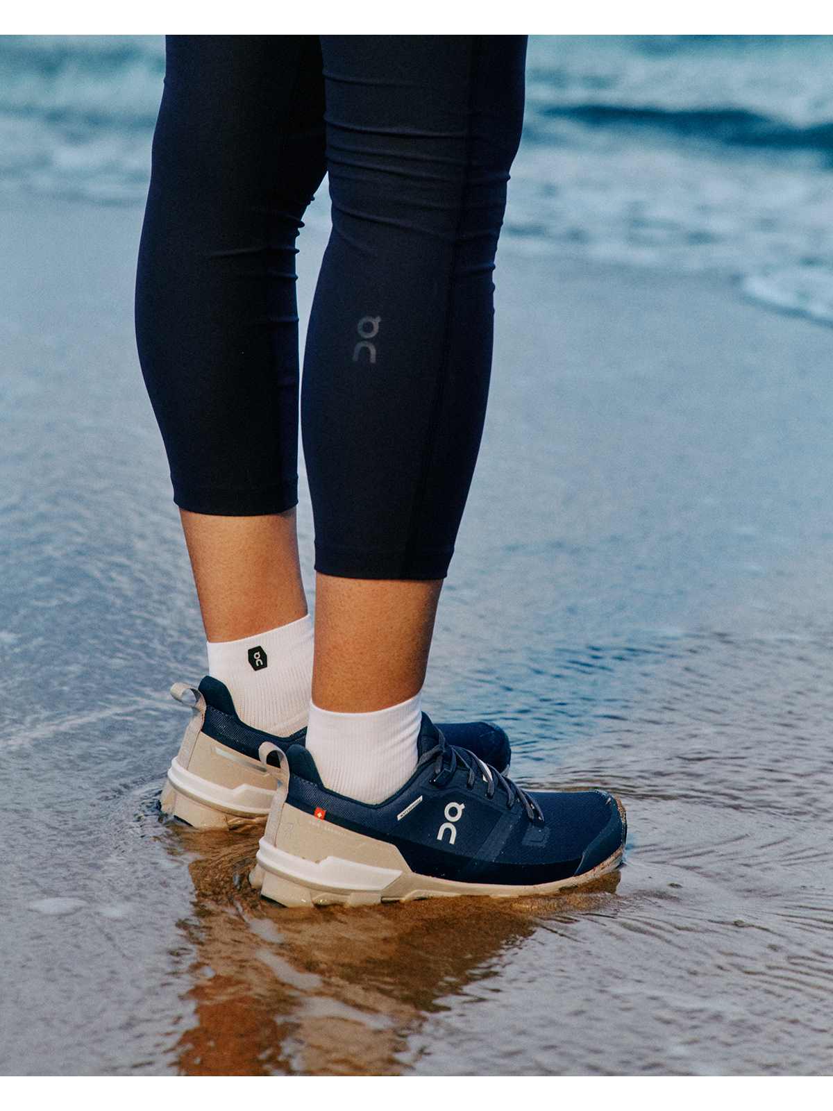 Buty trailowe damskie On W Cloudwander Waterproof granatowo/beżowe