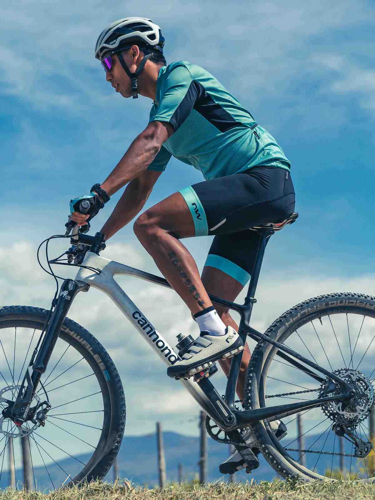 Spodenki rowerowe NORTHWAVE Force Evo Bibshort czarno niebieski - Adventure Sports