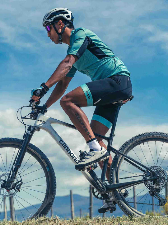 Spodenki rowerowe NORTHWAVE Force Evo Bibshort czarno niebieski - Adventure Sports
