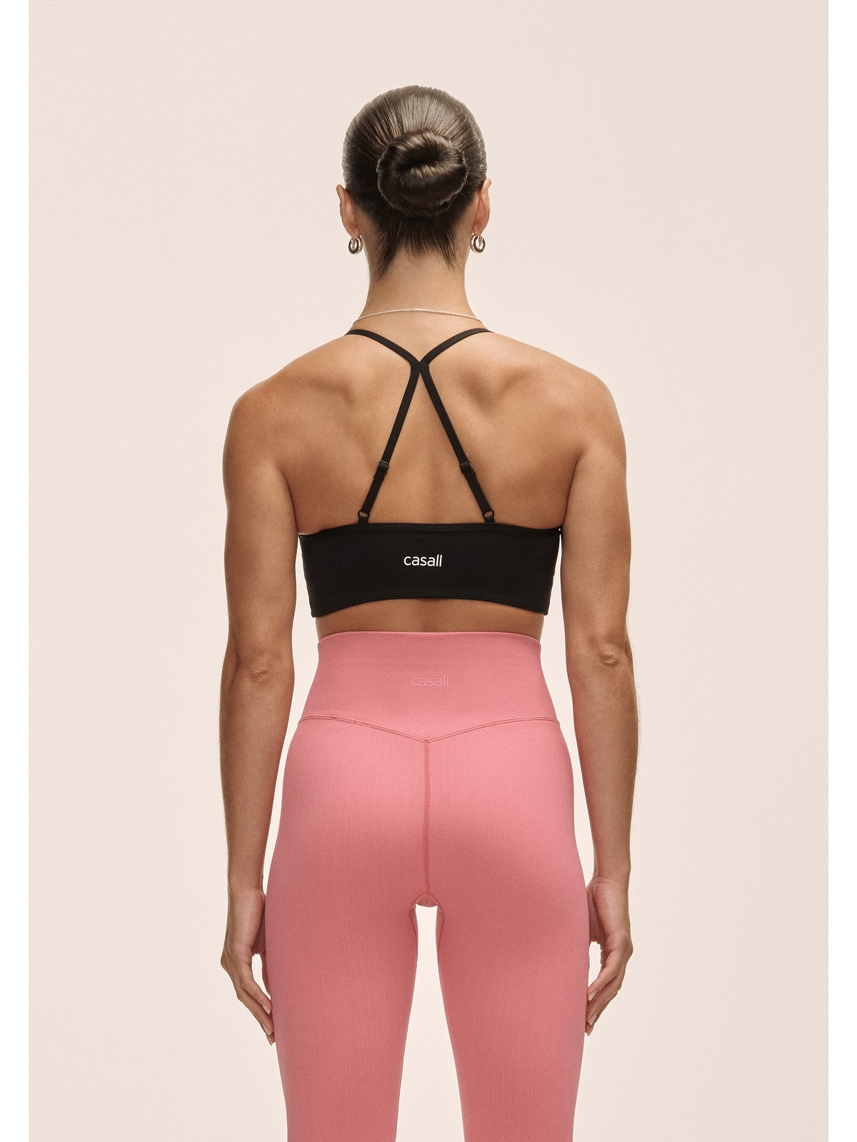 Stanik Casall Sleek Strappy Sports Bra kolor czarny