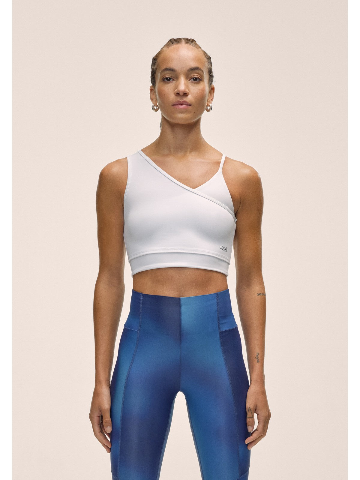 Top CASALL Asymmetry Sports Top kolor biały