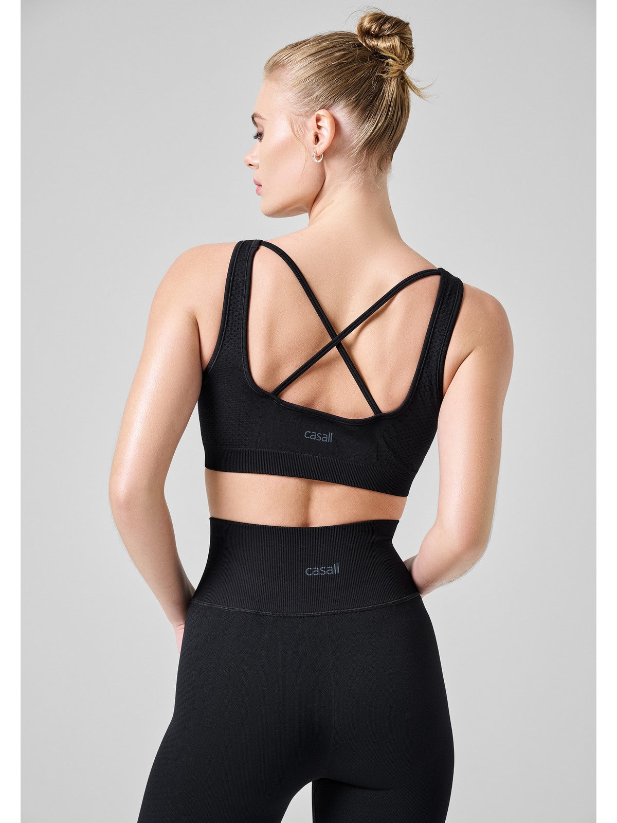 Top damski treningowy CASALL Scallop Seamless Bralette czarny - Adventure Sports