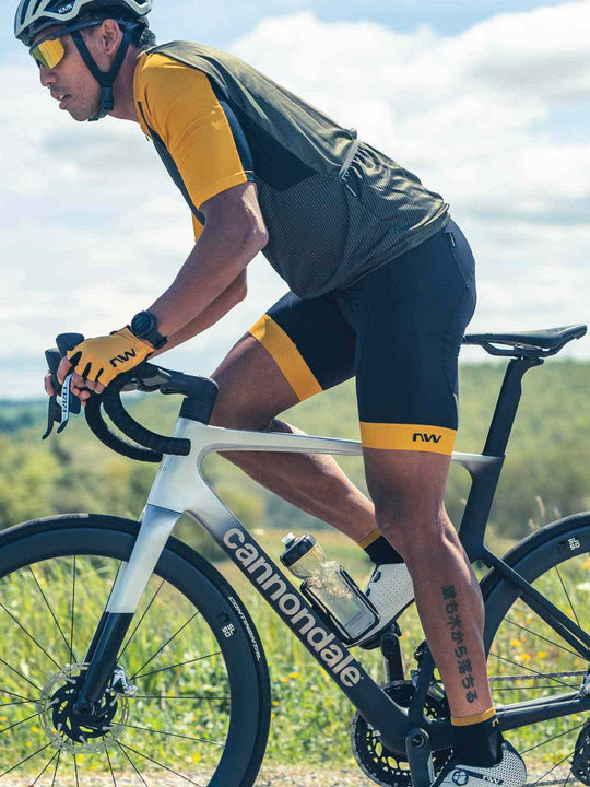 Spodenki rowerowe NORTHWAVE Force Evo Bibshort czarno żółty - Adventure Sports
