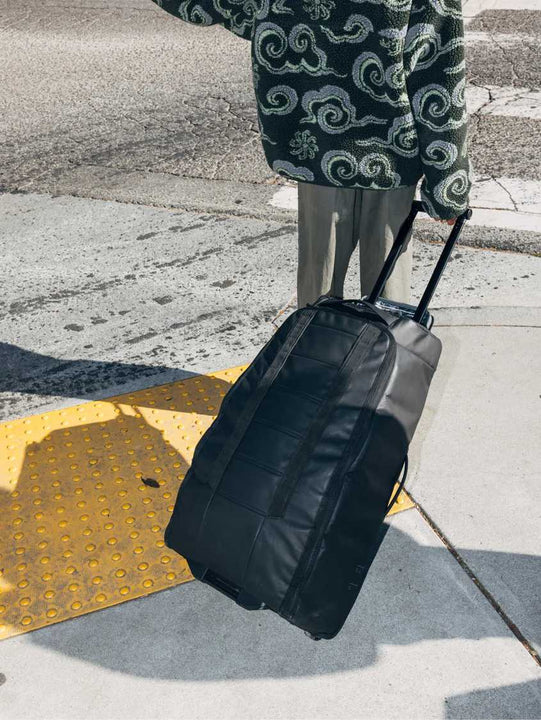 Torba podróżna na kółkach Db™ Hugger Roller Bag Check-In 60L czarny
