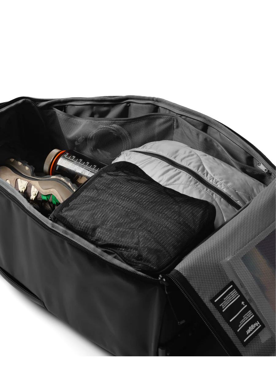Torba podróżna na kółkach Db™ Hugger Roller Bag Check-In 60L czarny