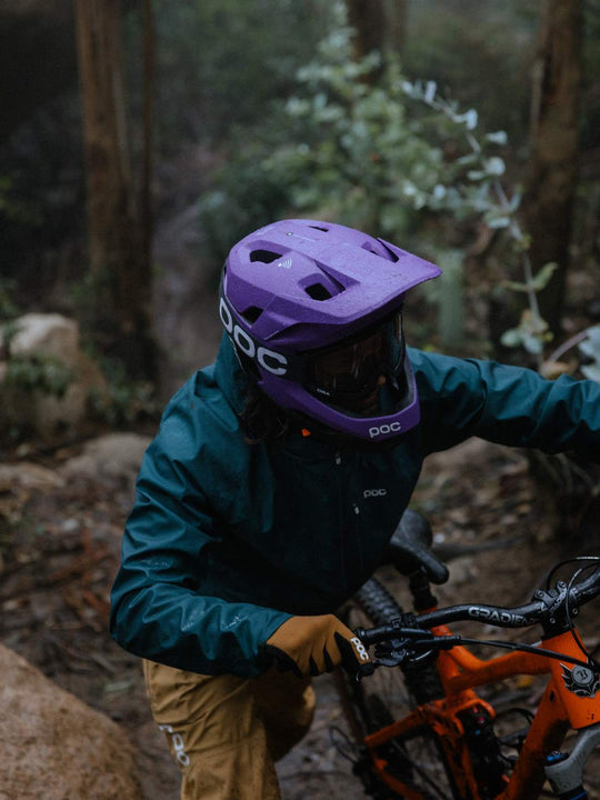 Kask rowerowy POC OTOCON RACE MIPS fioletowo czarny - Adventure Sports
