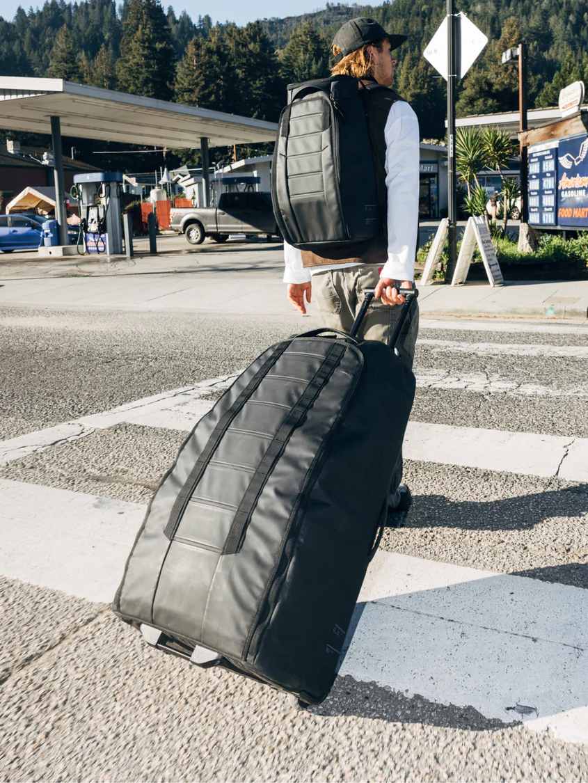 Torba podróżna na kółkach Db™ Hugger Roller Bag Check-In 90L czarny