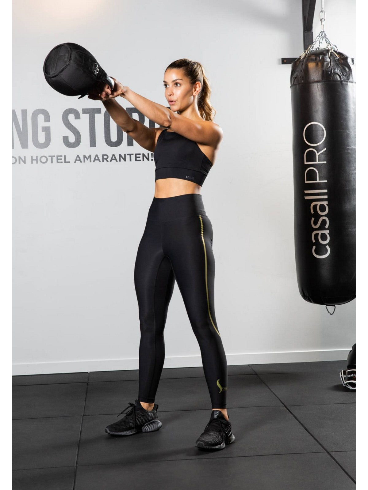 Ciężarek CASALL Kettlebell Soft 8kg kolor czarny