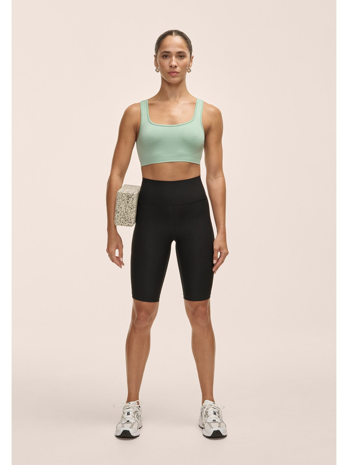 Top damski treningowy Casall Scallop Seamless Bralette zielony - Adventure Sports
