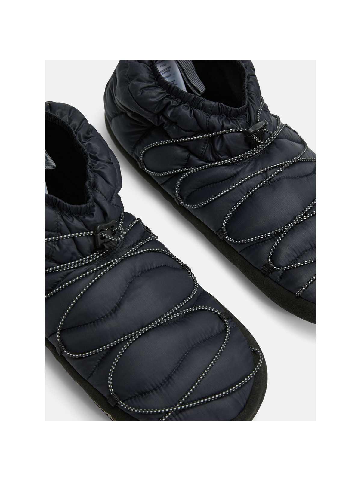Kapcie puchowe Peak Performance Helium Down Slippers czarny - Buty sportowe - Adventure Sports